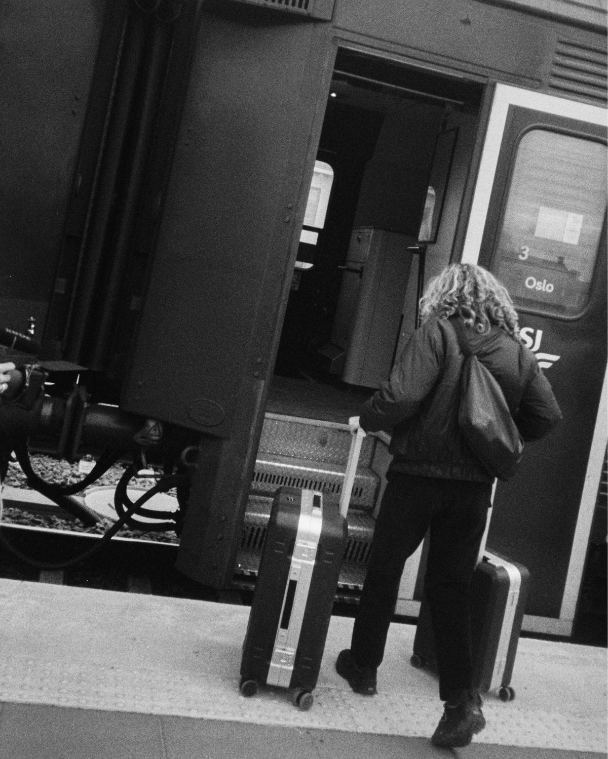 Ramverk Pro Check-in Luggage Medium Silver