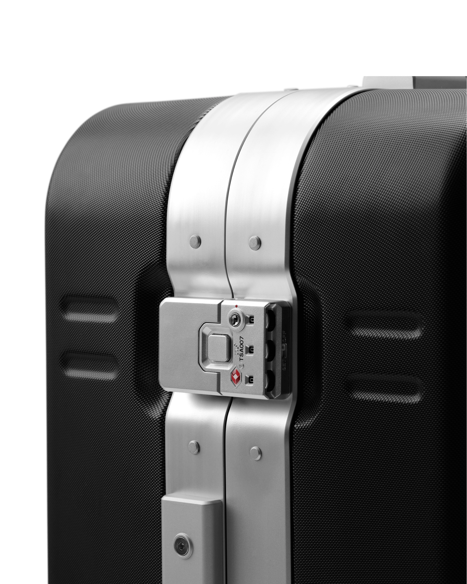 Ramverk Pro Check-in Luggage Medium Black Out