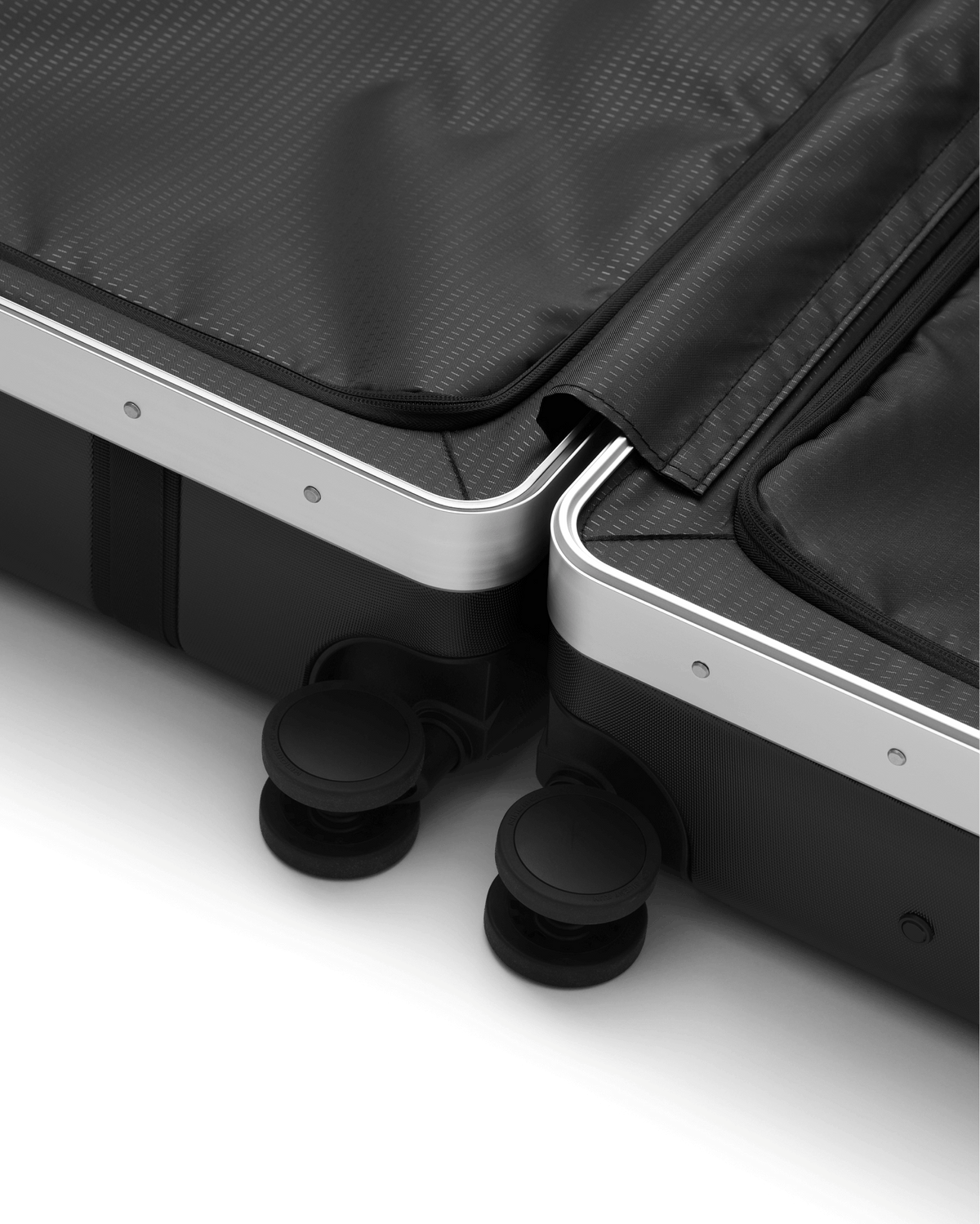 Ramverk Pro Check-in Luggage Medium Black Out