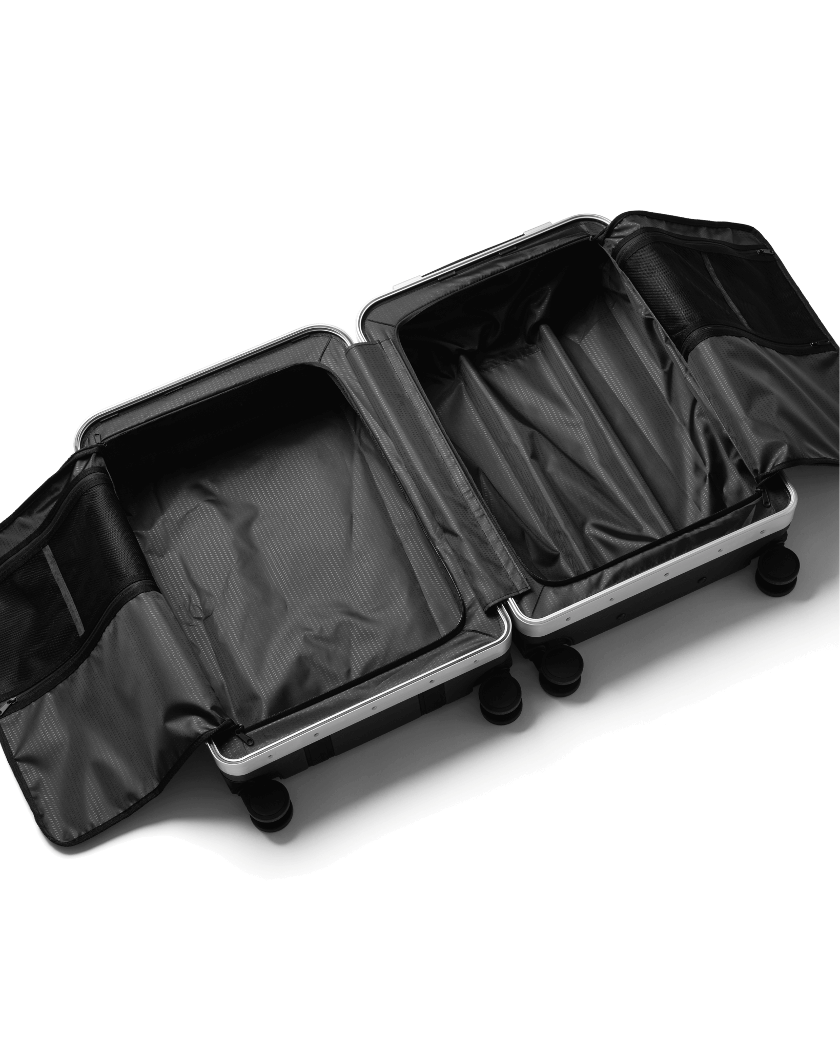 Ramverk Pro Check-in Luggage Medium Silver